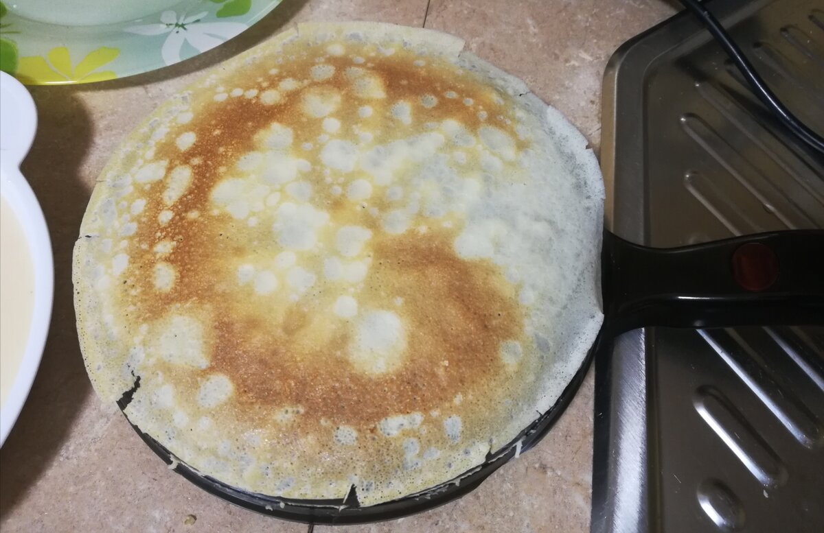 На фото: погружная электрическая блинница, блин классический на молоке.