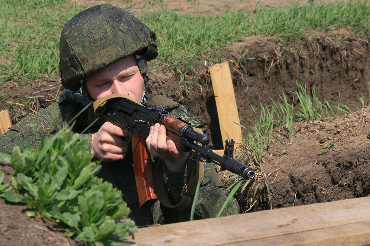 Солдат России с АК-74 (Википедия)