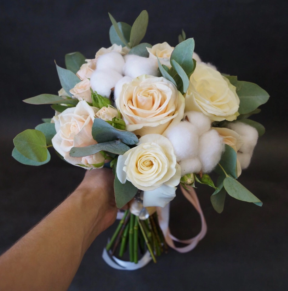 Букет с хлопком, розами и эвкалиптом