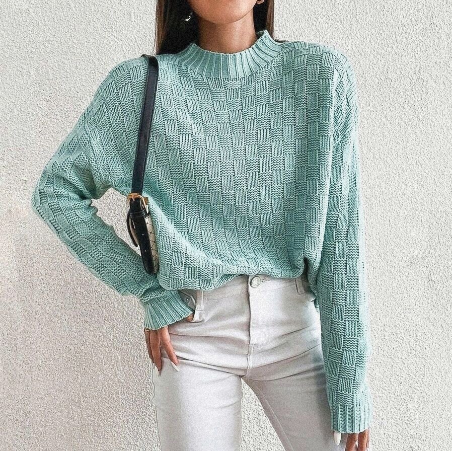 Свободный джемпер со спущенным плечом