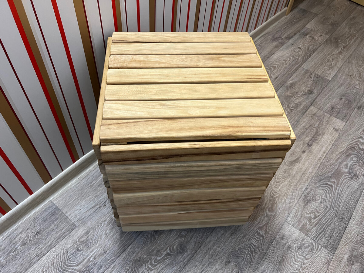 Есть у меня вот такой деревянный ящик из реек, его я хочу превратить в пуф с помощью подушечки