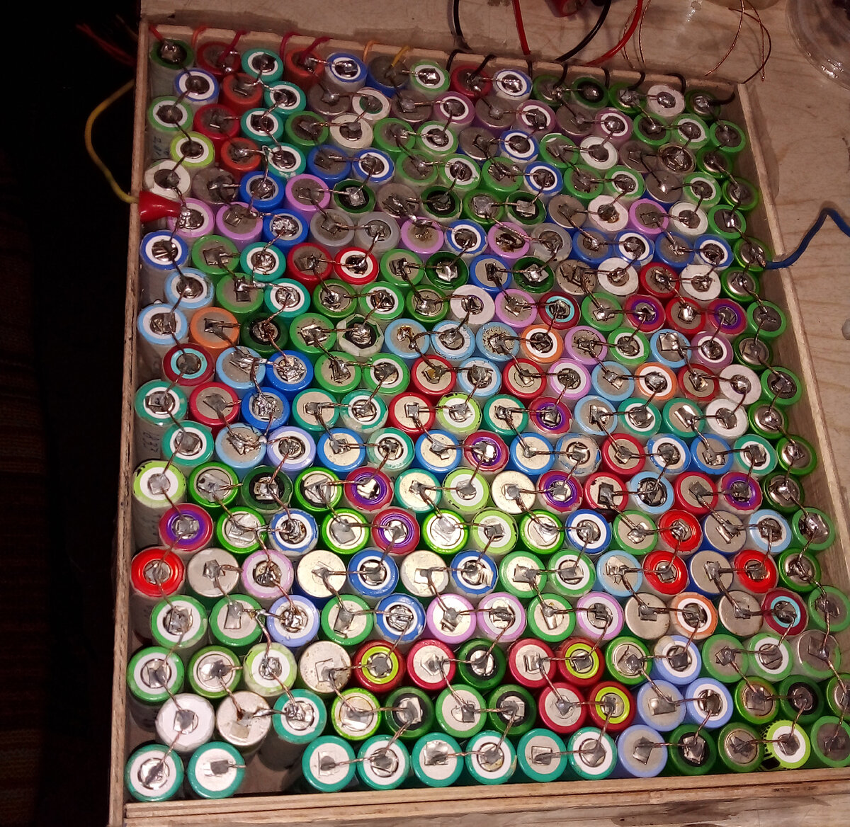 Самодельный аккумулятор 14S из элементов 18650 и его разряд на нагрузке из нихромовой спирали (3 фото)