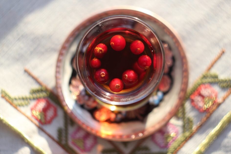 Черный чай с клюквой. © Ольга Никандрова