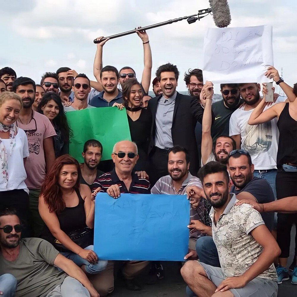 Неслихан Атагюль и Каан Урганджиоглу со съемочной командой