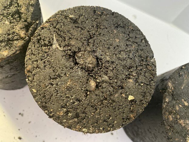 На фото: образец асфальтобетона с добавлением пластика