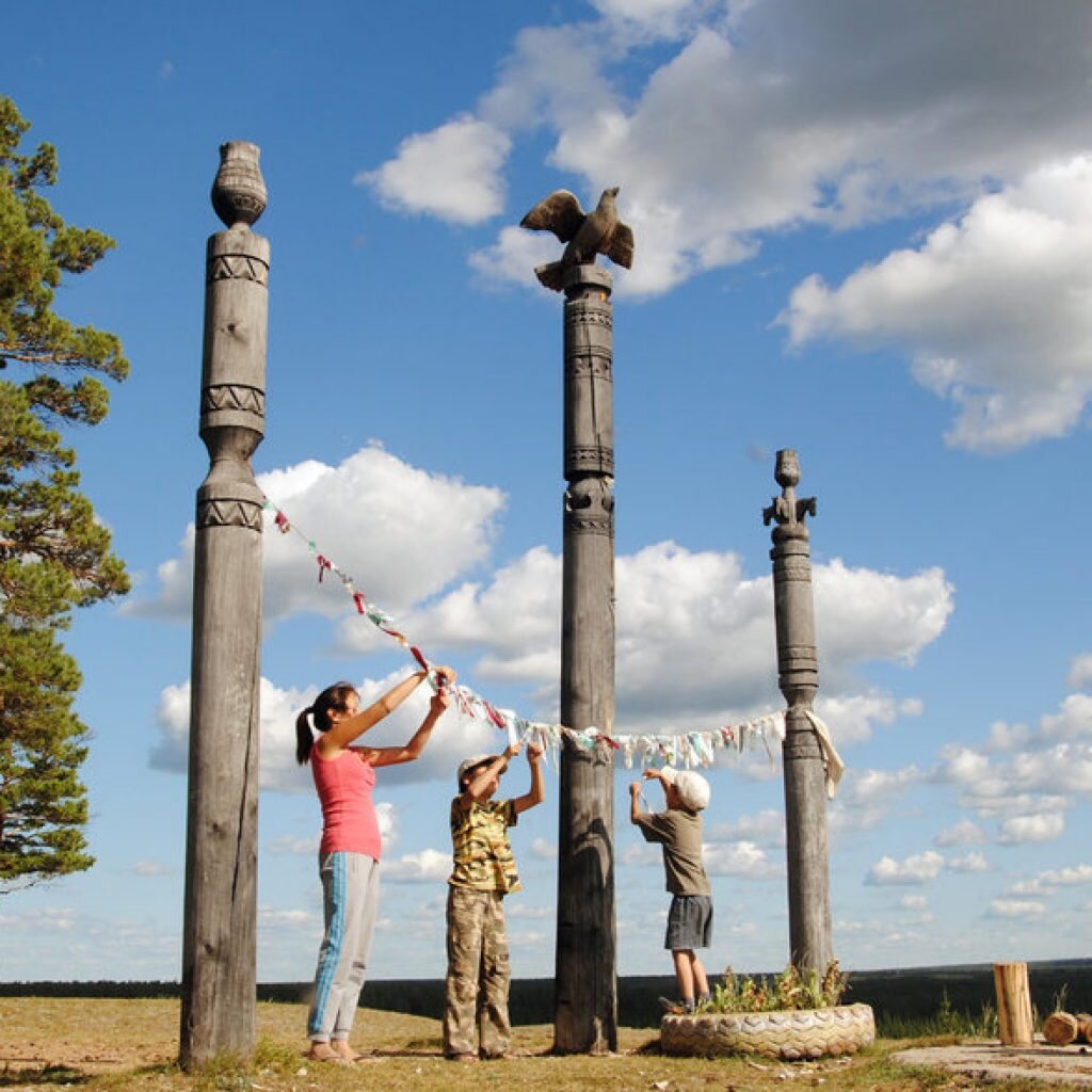 Сэргэ́ (бур. сэргэ — «коновязь») — ритуальные коновязные столбы и деревья у бурят, якутов, алтайцев и других родственных народов.