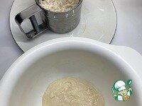     Приготовление опары: Дрожжи растворить в воде, добавить муку и оставить при температуре 21 °С на 12 часов. Я опару ставлю на ночь, а утром начинаю замешивать тесто. Готовая опара должна увеличиться в объёме в 2.5-3 раза, стать воздушной, на поверхности должны появиться пузырьки.