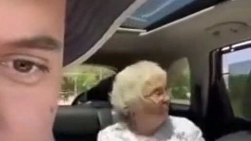До глубины души: в электричке из Днепра талантливые бабушки пели колядки (Видео)