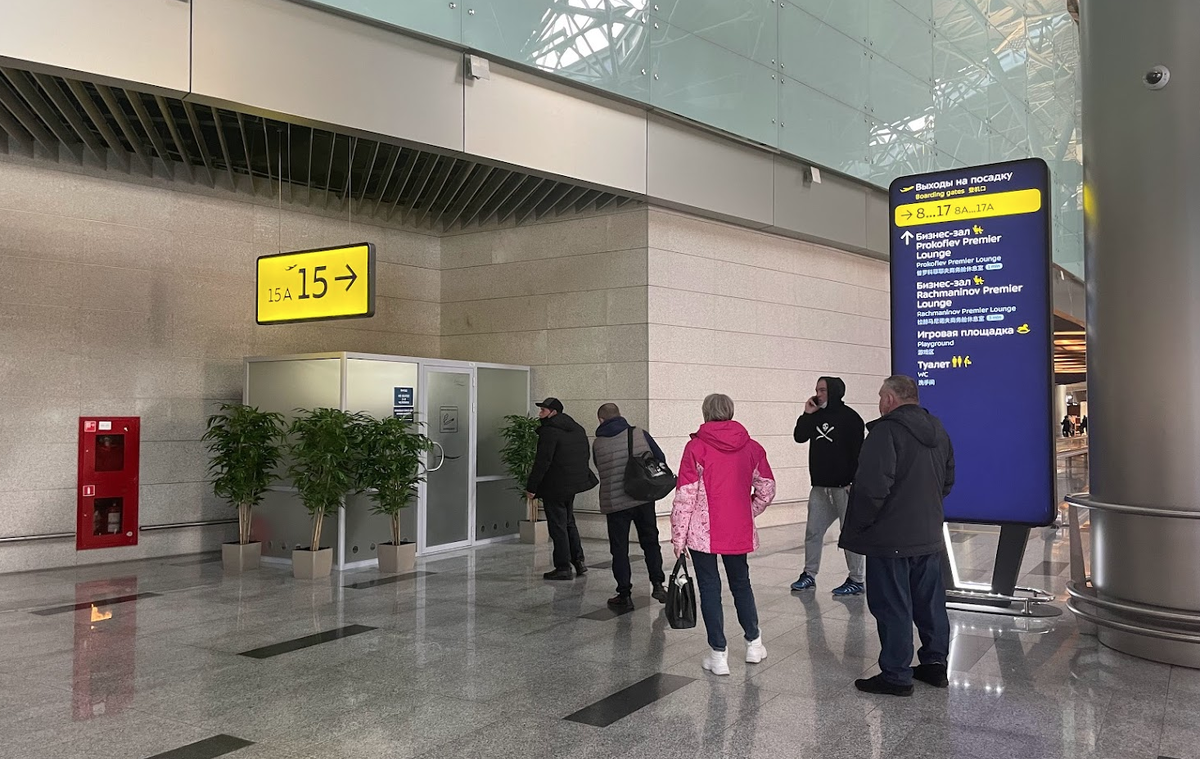 Больше всего в аэропорту Внуково меня поразила курилка в зале ожидания - тесная маленькая кабинка, к которой стояла вереница страждущих. Фото автора