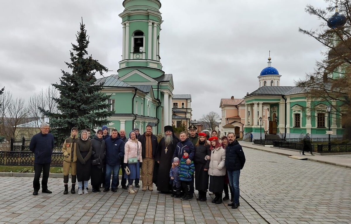 Общее фото на фоне монастыря.