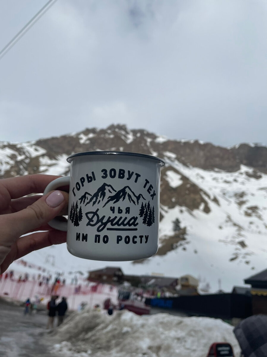 У подножья Эльбруса продают множество сувениров. Причём, цены не кусачие. 