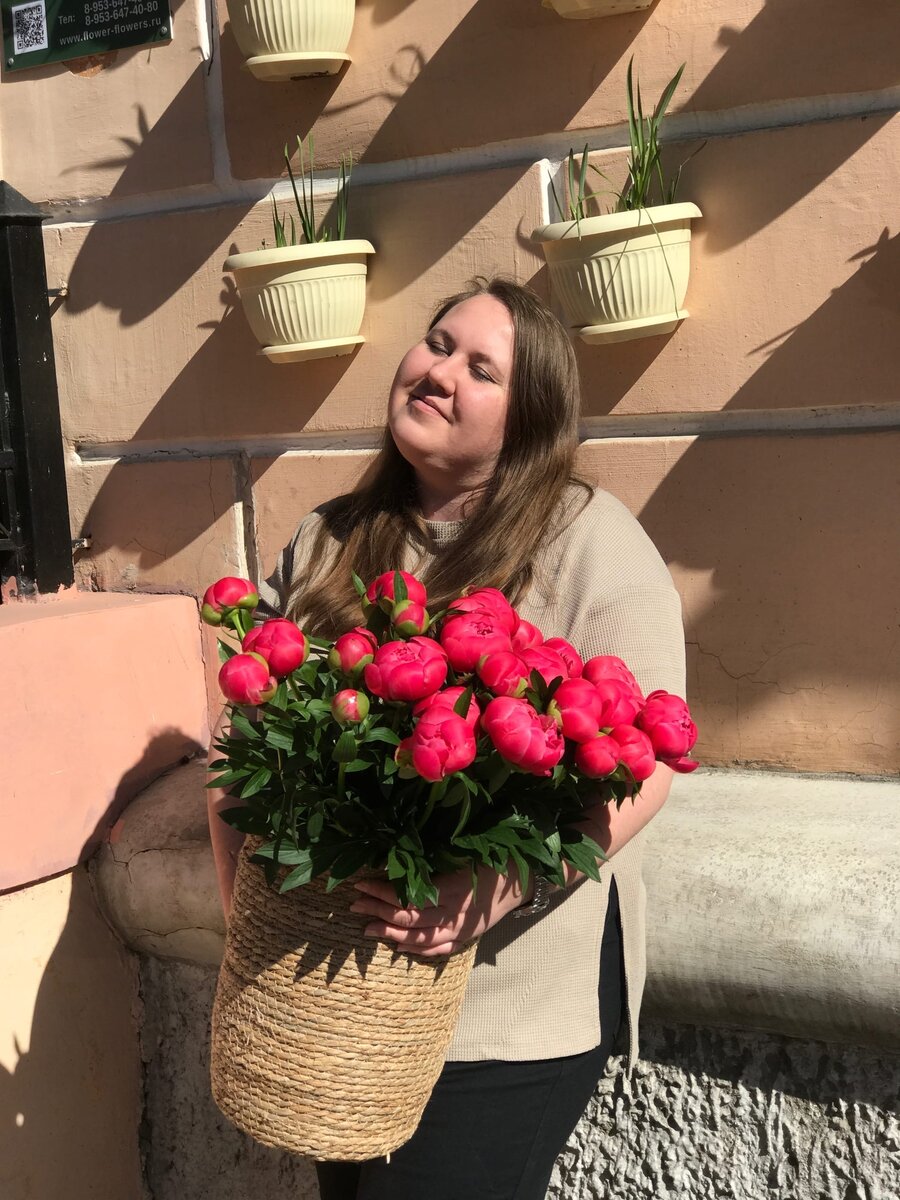 На фото: букет с розовыми пионами Корал Шарм. 