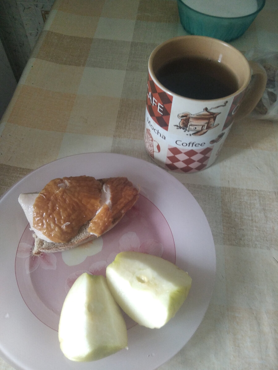На завтрак бутерброд с копчёной курицей, яблоко, чай