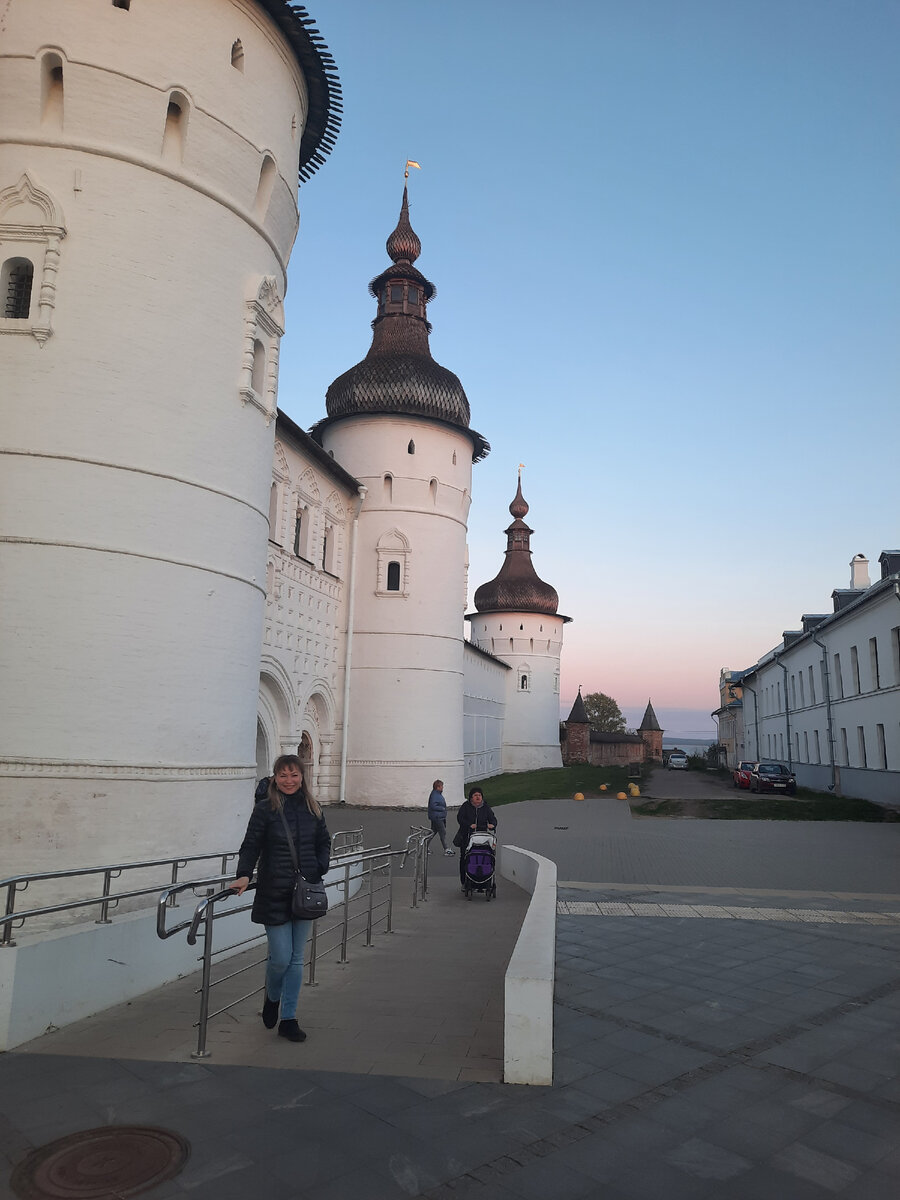 Стены Кремля, дальше озеро Неро