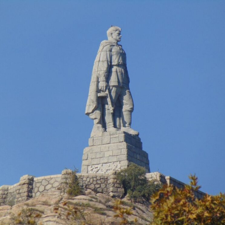 Стоит над горою алеша