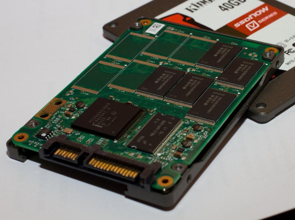 На данной плате видно 5 чипов памяти с одной стороны (они как правило двухсторонние) и ещё 5 посадочных мест.