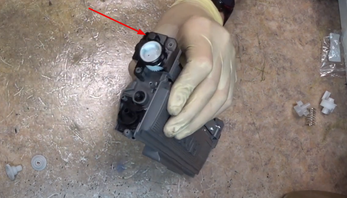 Удаляем с поверхности картриджа частицы просыпанного тонера