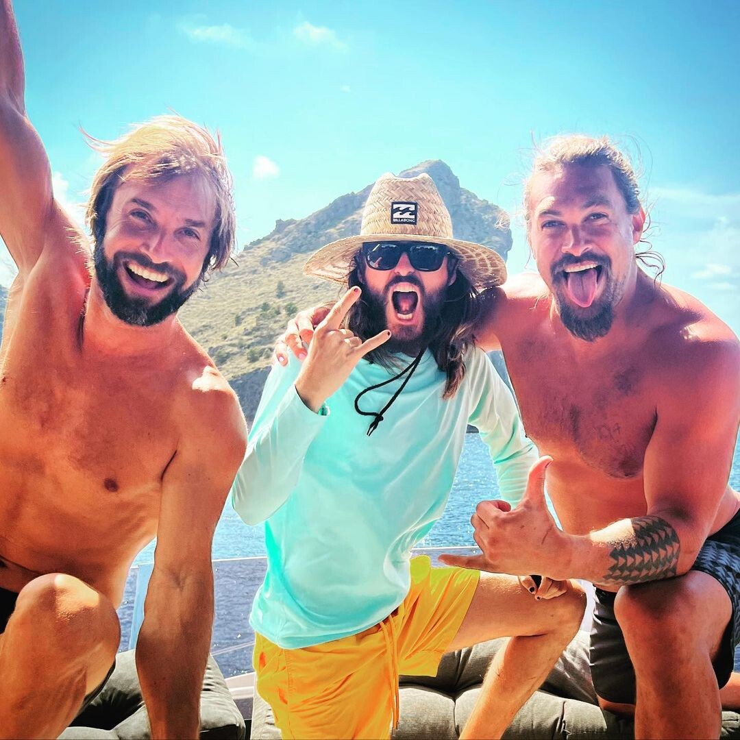    Джаред Лето с Крисом Шармой и Джейсоном МомоаСоцсети Джареда Лето