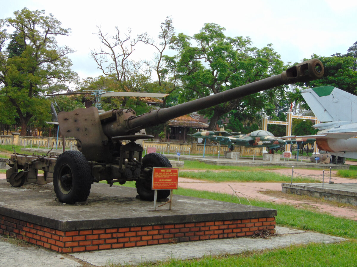 Fig. 03. Vietnam, Việt Nam, Hue, Army museum, 122-mm field & coastal defense gun.
