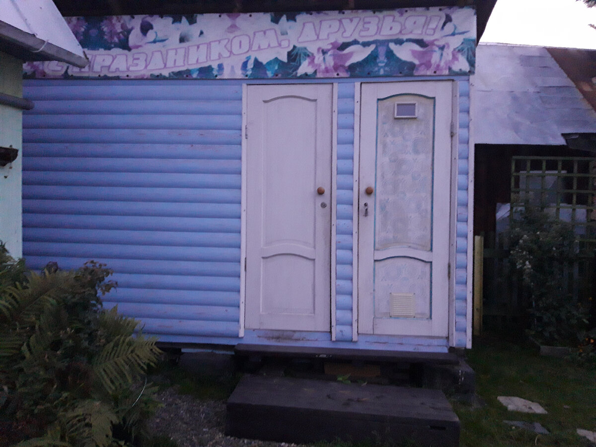 Строение стоит на сваях, а сваи сделаны из кирпича (из кирпича сделали куб), затем этот куб обвернули технониколем и запаяли.