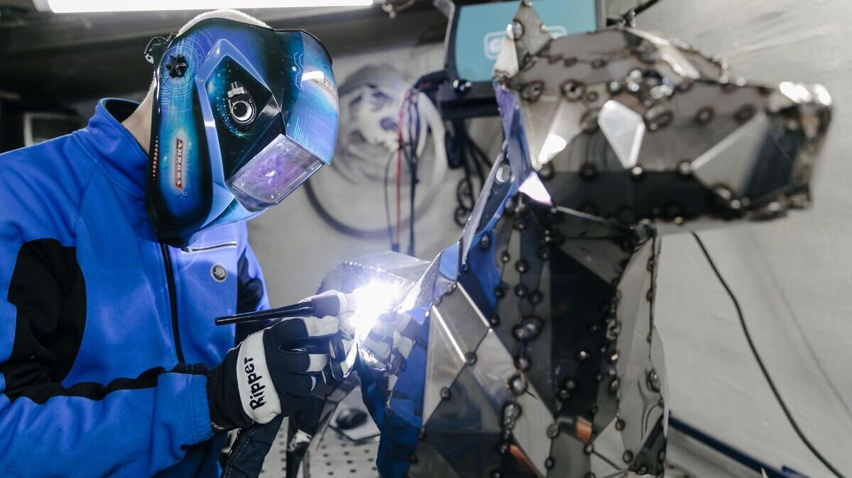    Изготовление полигональных фигур из металла в Иваново© РИА Новости / Варвара Гертье