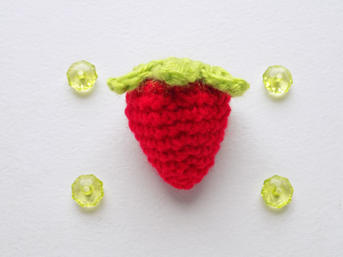 Ягодка амигуруми связанная крючком. Мастер-класс.