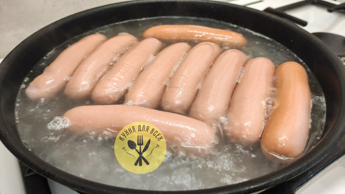 Отвариваем сосиски