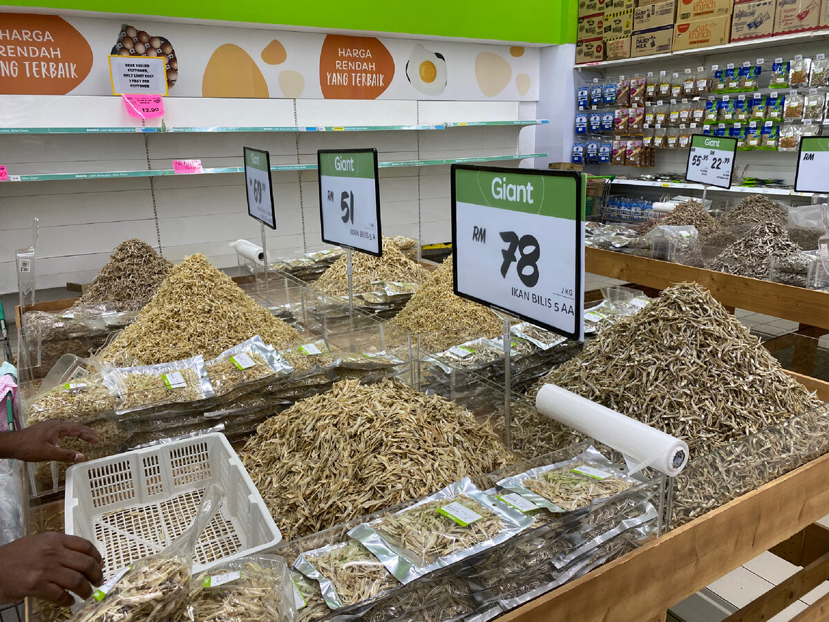 Сушёная рыбка от 300 рублей. Такую здесь обычно добавлют в блюда, делая из нее рыбную пасту. 