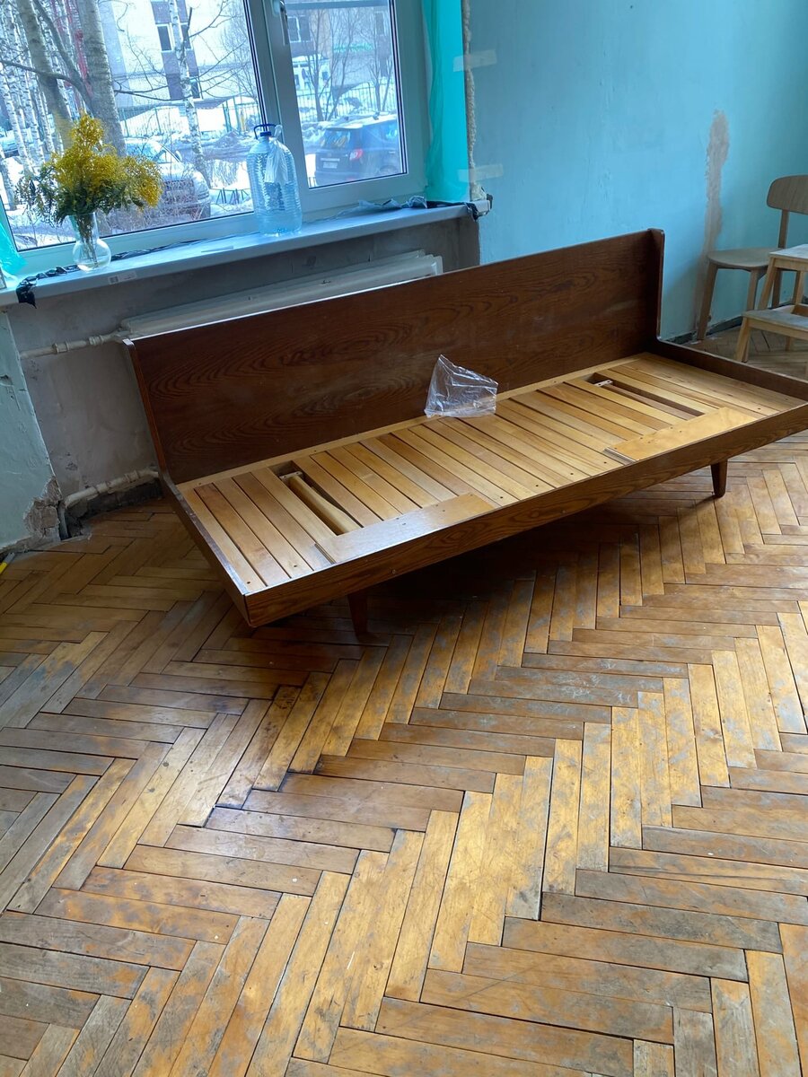 «Тот самый» диван пришлось искать долго. Сначала были неудачные попытки (почти даром забрала похожую тахту, но в итоге не сложилось). В итоге диван мечты нашелся в другом городе. За него просили 800 рублей