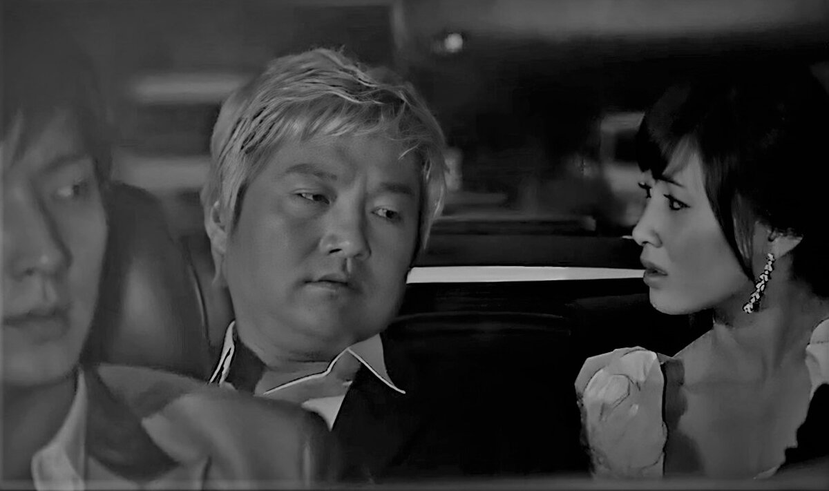 Ради Су Хёна Ари готова прикинуться любящей дочерью, хотя большую часть сознательной жизни презирала Мао. 