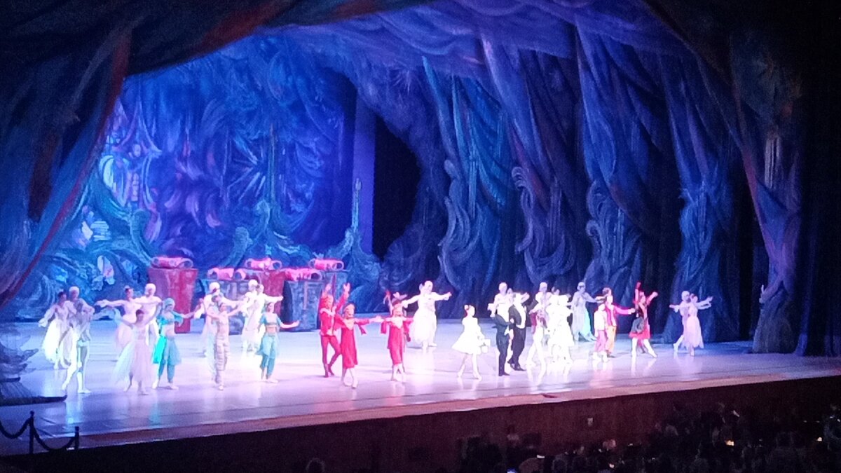 Всем добрый день.  Сегодня расскажу наши впечатления после посещения спектакля балета в Государственном Кремлёвском дворце "Щелкунчик".  У нас был амфитеатр, ряд 14.