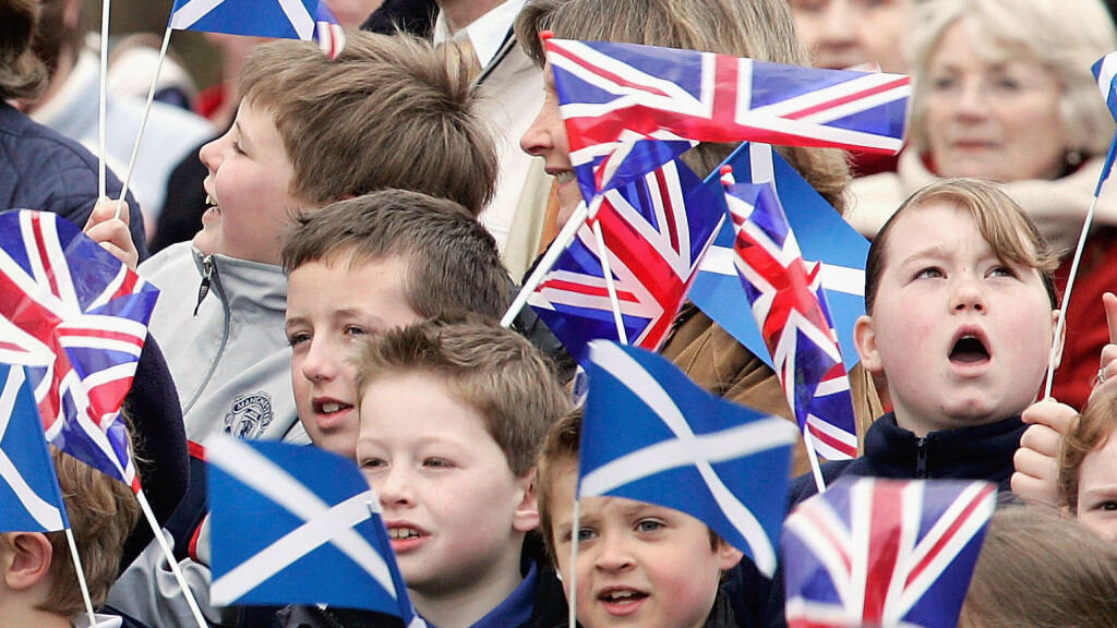 A lot of british people. Британцы люди. Англия люди. Великобритания британцы. Народы Великобритании.