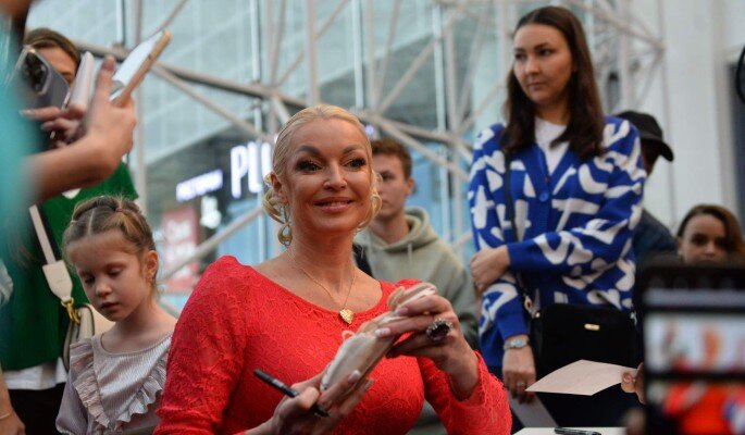 Анастасия Волочкова готова пойти на все, лишь бы заработать на содержание своего огромного особняка. Даже на ночь с толпой незнакомцев.