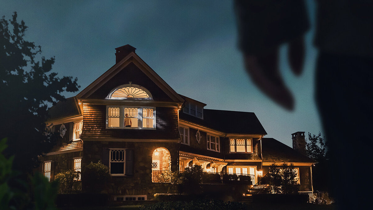 Жуткая и загадочная история о неудачном переезде, в главных ролях Бобби Каннавале и Наоми Уоттс. Сериал основан на реальной истории одной семьи.