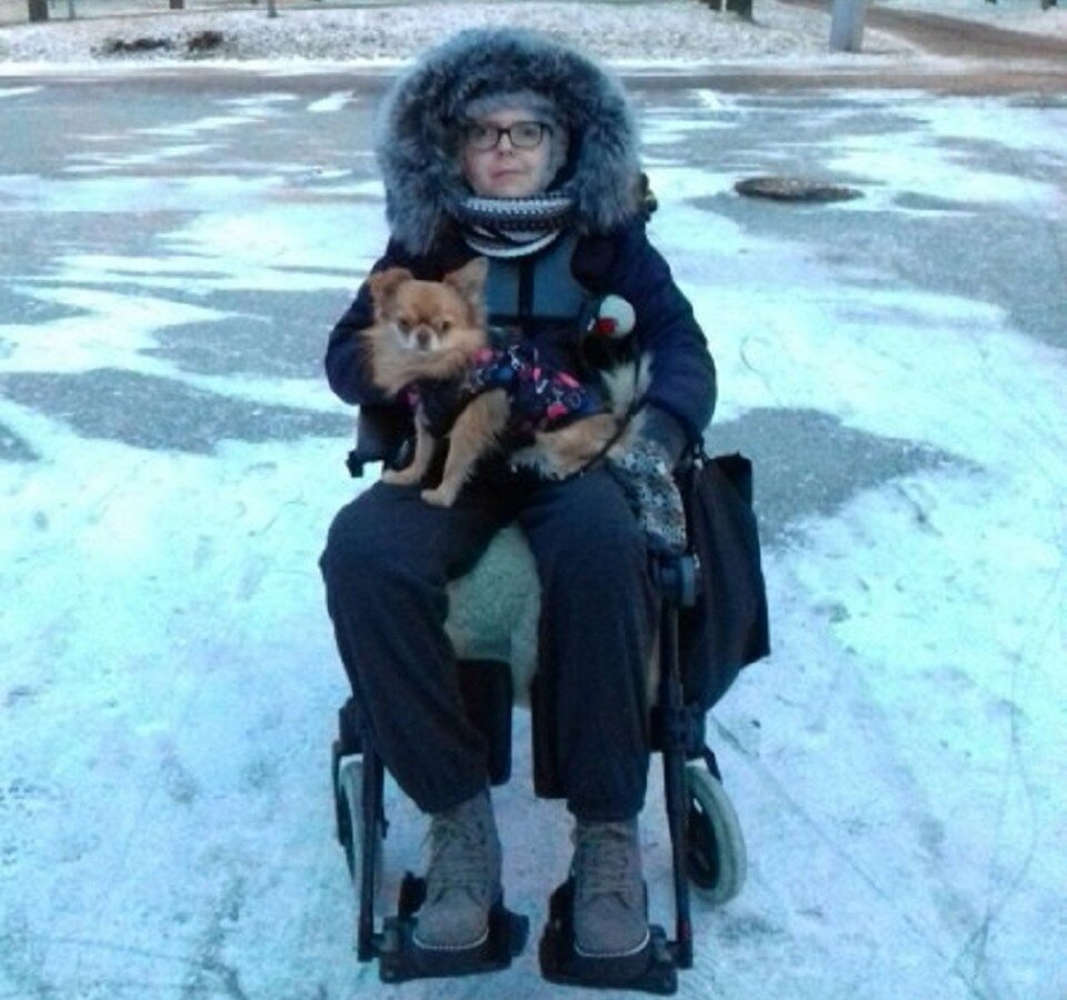     В один момент жизнерадостная девушка превратилась в инвалида. Фото: helpmilana.livejournal.com