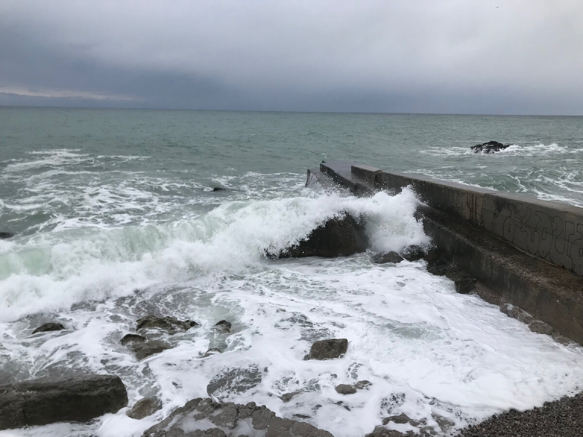 Море сейчас отзывы. Шторм в Крыму. Артек в шторм