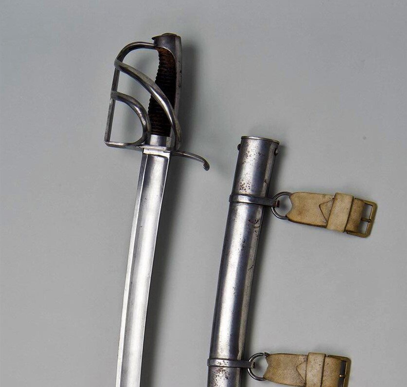 Эфес, первая треть клинка и верхняя часть ножен русской легкокавалерийской сабли нижних чинов обр. 1809 года из собрания Эрмитажа. 