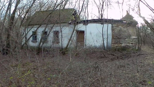 В заброшенной деревне. Заходим в брошенные дома. Нашли старинные вещи