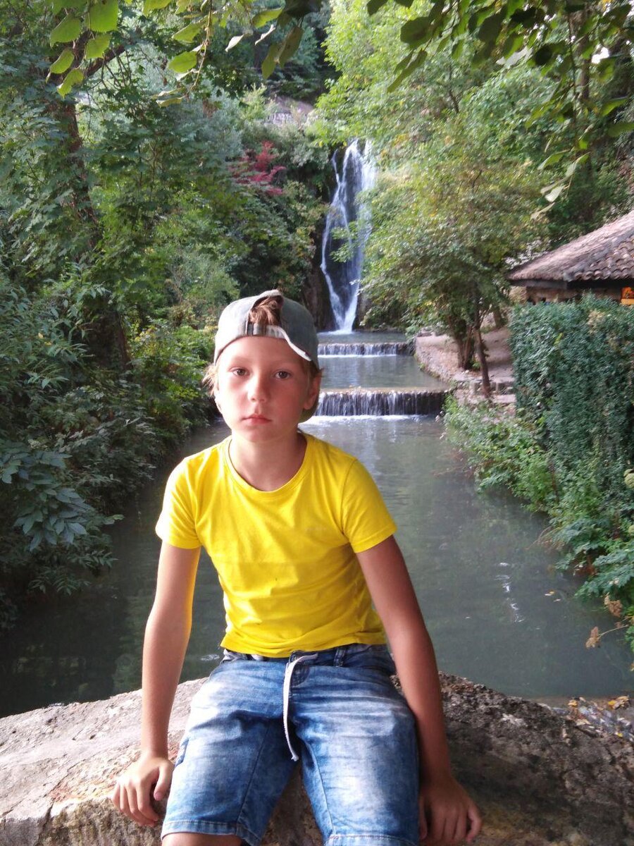 А давай, говорит сын, залезем в этот водопад! И я даже разрешила. Жаль, сотрудники дендрария были против.