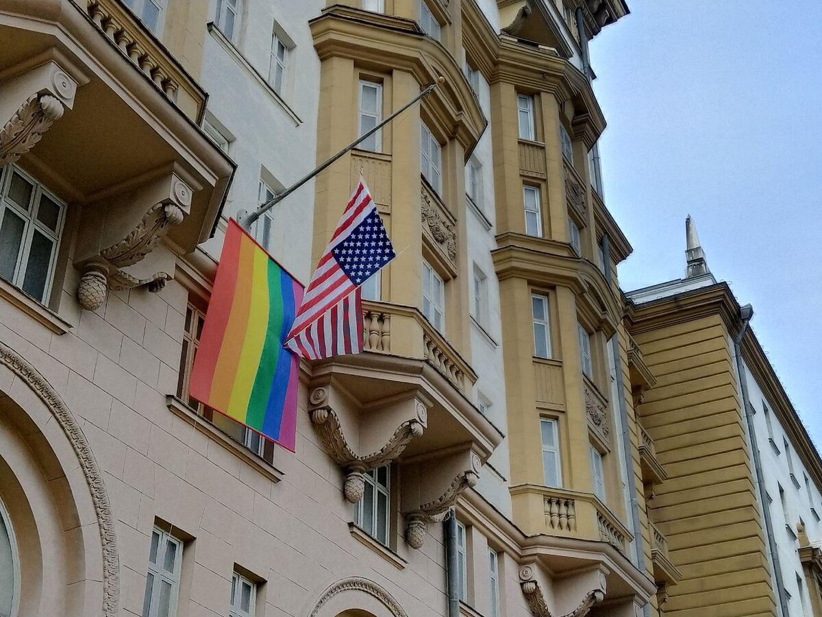 Флаг ЛГБТ на посольстве США В Москве