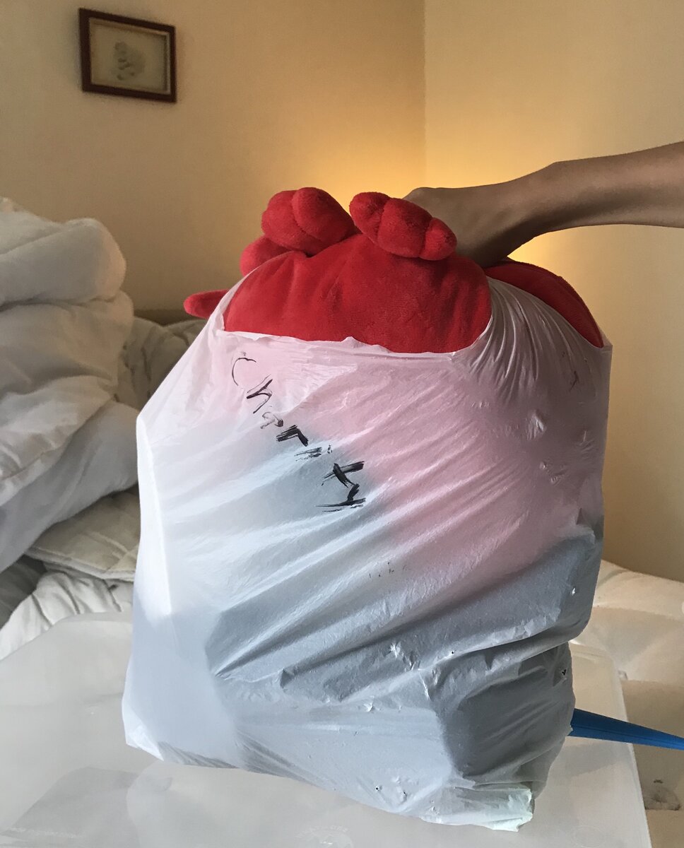 На пакете написала Charity (благотворительность), чтобы все-таки донести его в благотворительный магазин, а не выбросить его случайно 