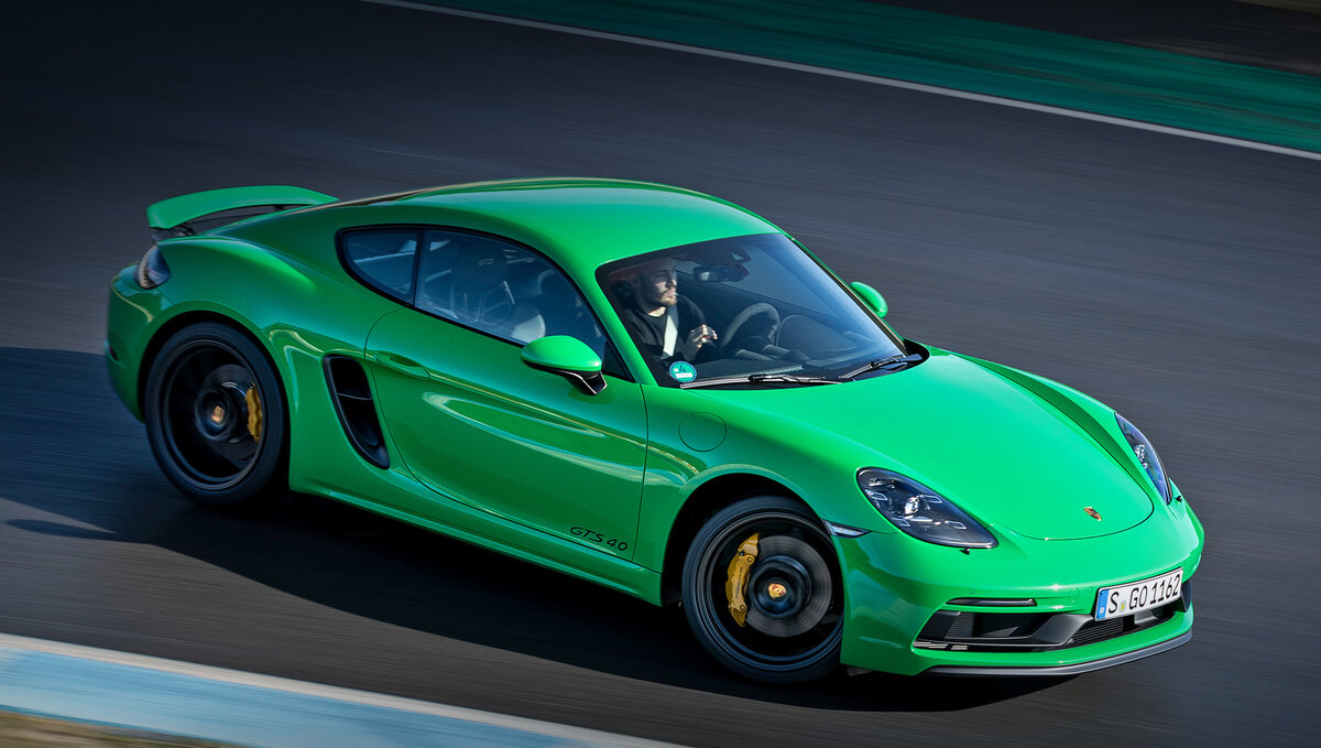 На «механике» Porsche 718 Spyder и Cayman GT4 разгоняются до сотни за 4,4 с. Версиям GTS 4.0 (на фото) требуются 4,5. Как «робот» повлияет на динамику, ещё предстоит выяснить. Есть надежда на выигрыш в пару десятых секунды.