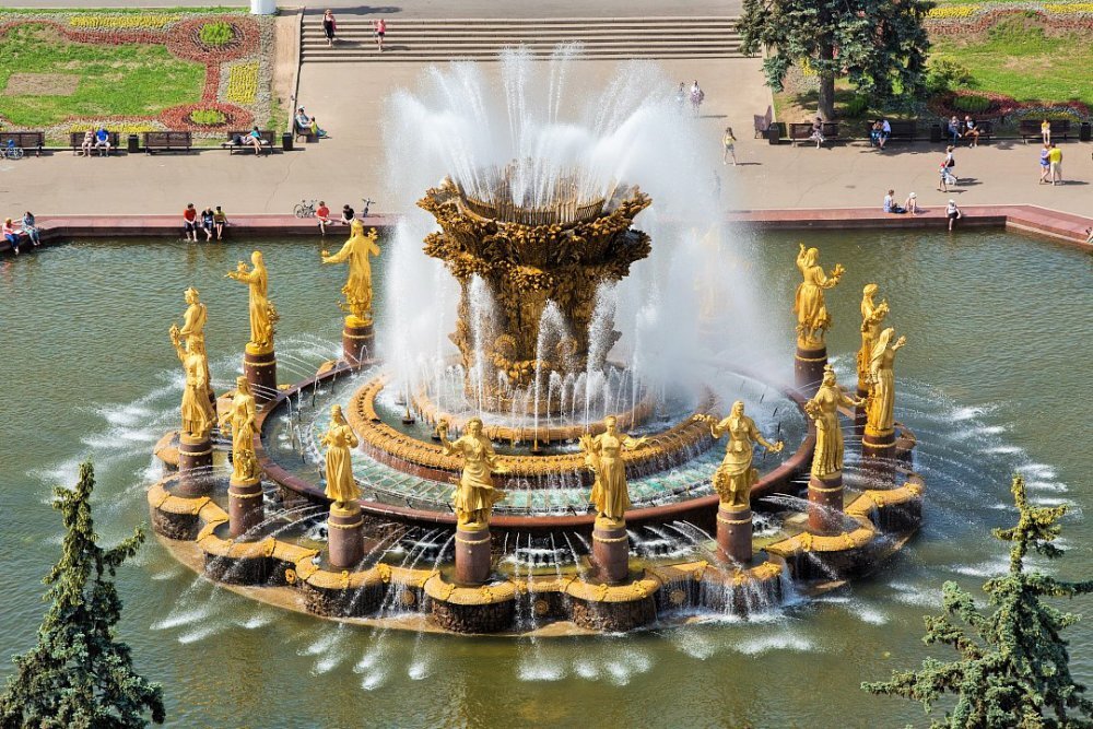 Фонтан на ВДНХ "Дружба народов". Скульптор З.В. Баженова является автором  пяти аллегорических женских фигур для фонтана  - Латвия, Узбекистан, Казахстан, Азербайджан, Туркмения.