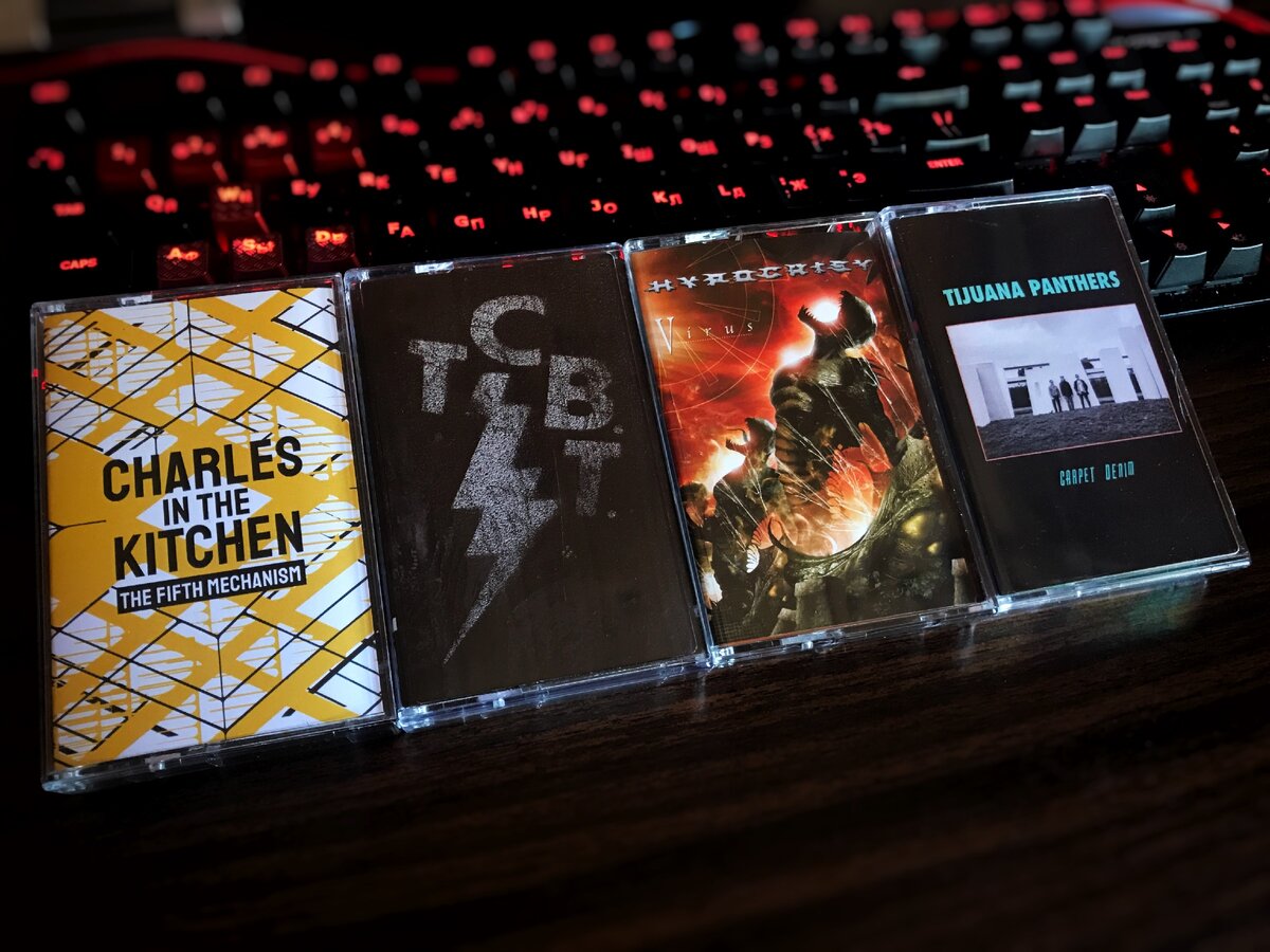 Коробочки в ряд. Невозможно смотреть на них без какого-то умиления. Стоит признать - они очень компактные по сравнению с винилом или даже CD