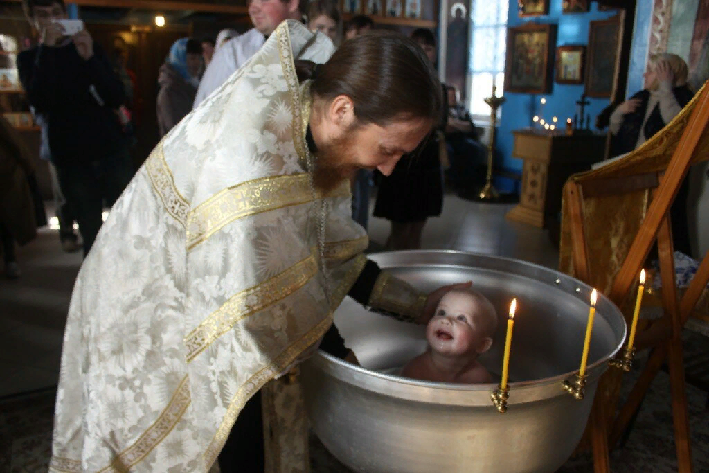 Крещение людей в храме. Крещение взрослого человека. Крещение взрослых в храме. Крещение людей в храме. Люди в храме.