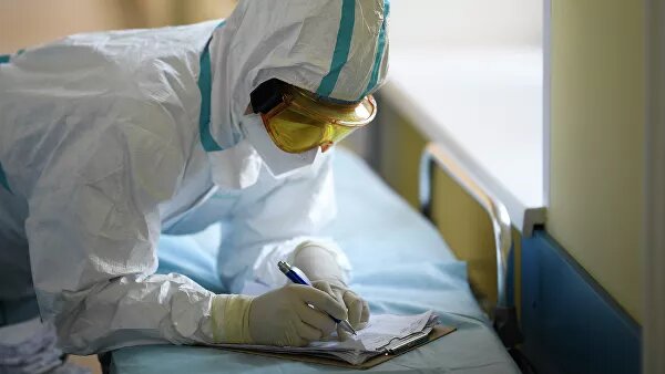 На создание лекарственных препаратов обычно уходят годы. Поэтому пока одни ученые спешно занялись разработкой вакцин против коронавируса, другие решили опробовать уже имеющиеся медикаменты.В частности, тестировали противовирусные, иммуномодулирующие и респираторные средства. Особые надежды возлагали на американский "Ремдесивир", применявшийся против Эболы и доказавший эффективность в борьбе с возбудителями SARS и MERS, а также на японский препарат для лечения гриппа фавипиравир.Оба лекарства — широкого спектра действия против РНК-вирусов, к которым относится и SARS-CoV-2. Они подавляют РНК-зависимую РНК-полимеразу — фермент, необходимый для репликации патогена в клетках. Другие же препараты только препятствуют проникновению вируса в клетки."Ремдесивир" успешно прошел клинические испытания в США и Германии, и 1 мая Управление по санитарному надзору за качеством пищевых продуктов и медикаментов США (FDA) выдало в упрощенном порядке — через два дня после того, как закончилось тестирование — разрешение на "экстренное использование" "Ремдесивира" для лечения COVID-19.Российские ученые и представители фармацевтических компаний взяли за основу японский препарат, быстро провели клинические испытания и наладили выпуск лекарств на основе фавипиравира.Вчера, 14:25Профессор рассказала об испытаниях препарата от коронавируса в Мордовии