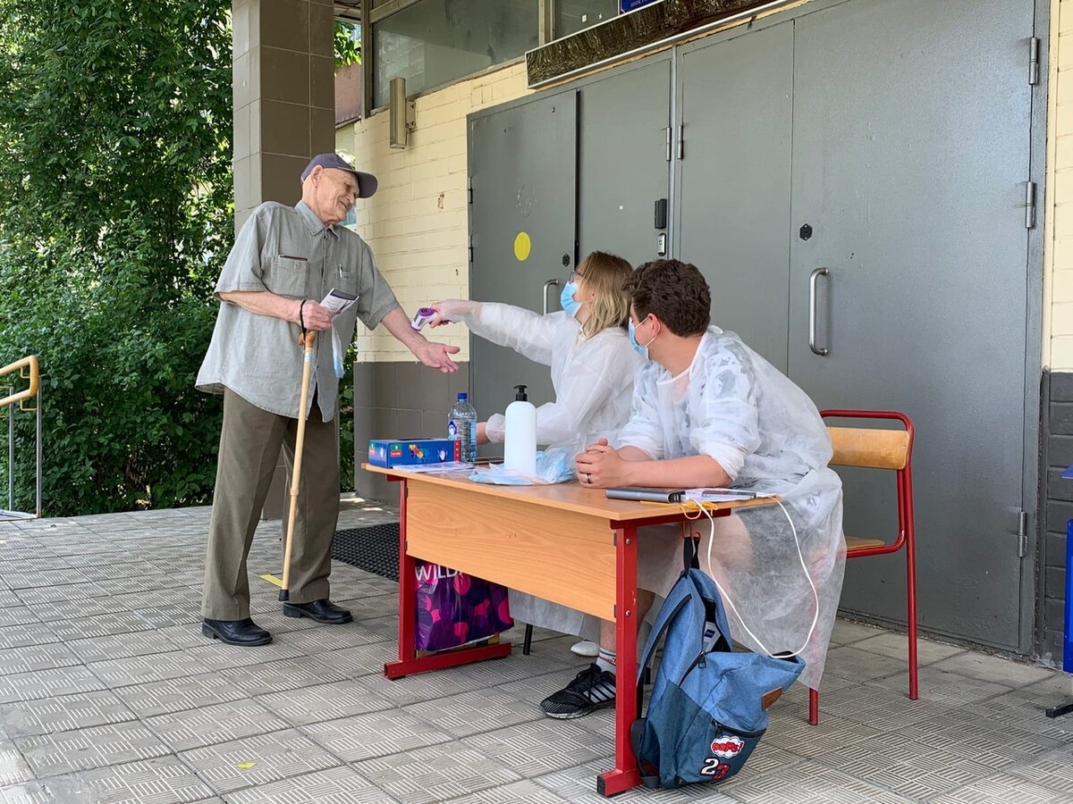 Всем голосующим у входа на участок измеряли температуру.