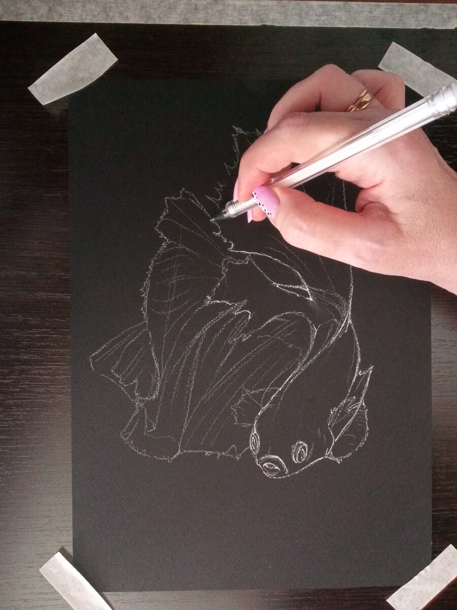 Обвожу карандашный рисунок белой гелевой ручкой. Карандаш меловой,легко стирается.