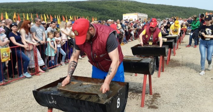 чиновники уверяют, что к проведению фестиваля полностью готовы, для него уже и грунт специальный с приисков привезен