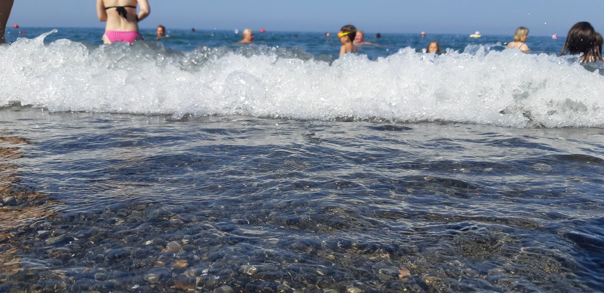 Вода в море в сочи. Сочи счастье море. Люди в черном море в Сочи. Черное море картинки с людьми. Чёрное море настоящее море в Сочи.